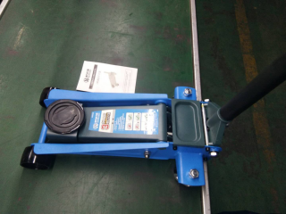 Single Pump Floor Jack with Universal Joint